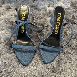 Authentic tom ford. Foot is too wide can’t fit them size 41 never worn